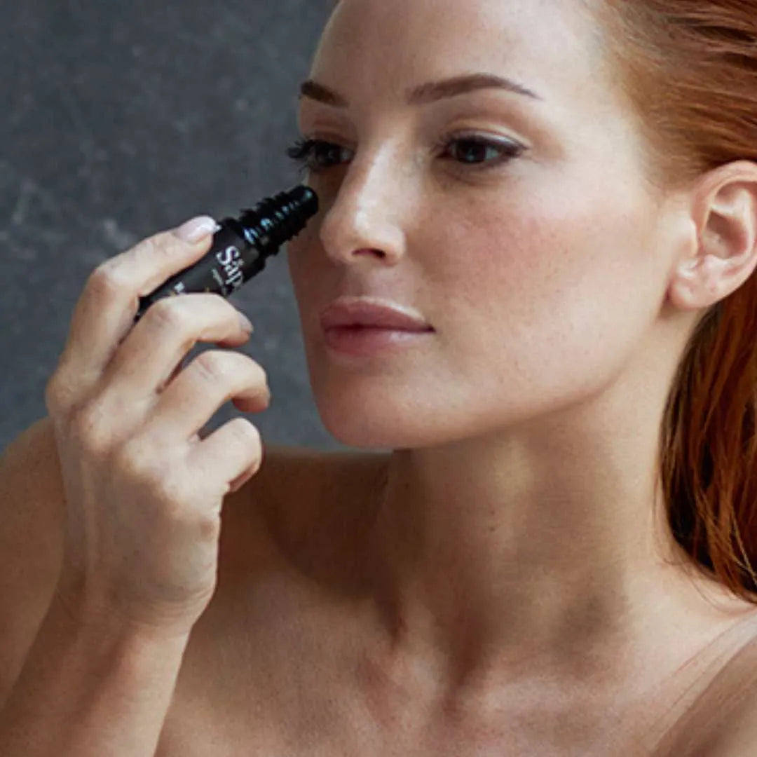 Contorno de ojos roll on natural para arrugas, bolsas y ojeras